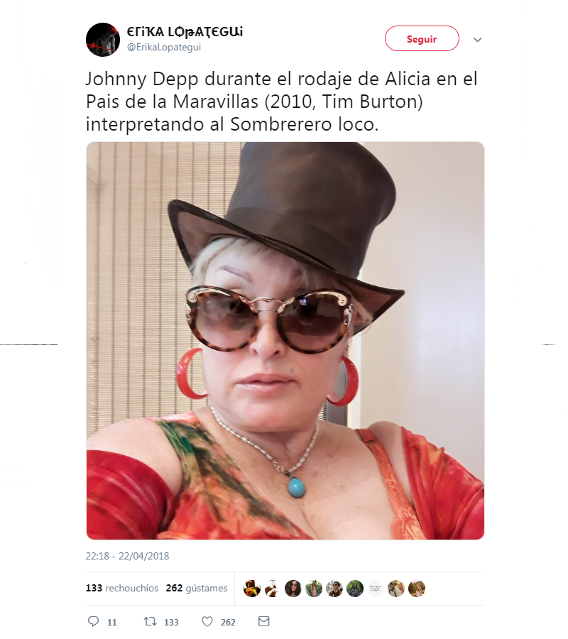 Fotografía de Aramís Fuster con un sombrero bajo el texto "Johnny Depp durante el rodaje de Alicia en el Pais de la Maravillas (2010, Tim Burton) interpretando al Sombrerero loco".