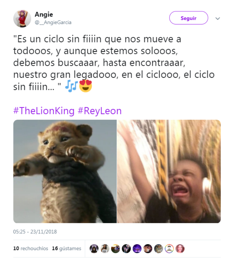 Fotograma del remake de 'El rey león' en el que Rafiki sujeta a Simba y al lado una imagen de una persona emocionada cantando y con auriculares puestos bajo el texto del tema de la película: "Es un ciclo sin fiiiin que nos mueve a todooos, y aunque estemos solooos, debemos buscaaar, hasta encontraaar, nuestro gran legadooo, en el ciclooo, el ciclo sin fiiiin... "